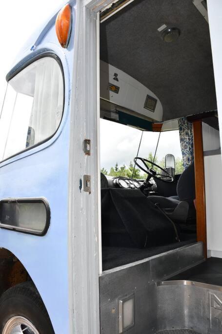 Evi The School Bus At Oromahoe Downs Farm Puketona Eksteriør billede