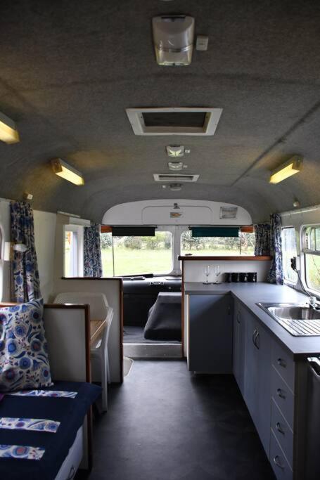 Evi The School Bus At Oromahoe Downs Farm Puketona Eksteriør billede
